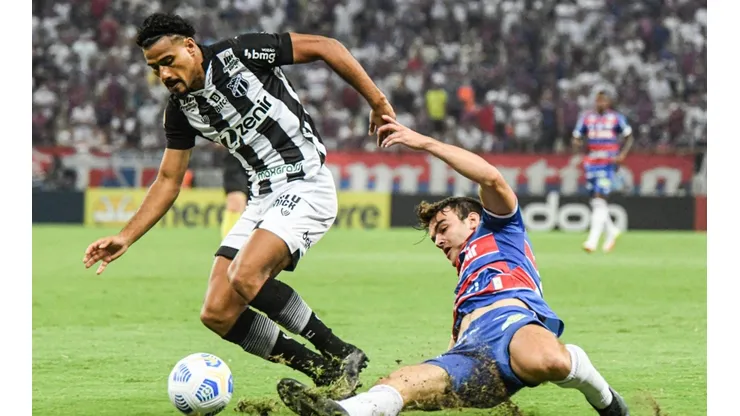 Gabriel Dias em ação pelo Ceará (Foto: Kely Pereira/AGIF)