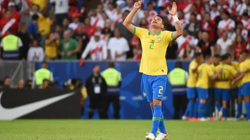 Thiago Silva marca seus pés na calçada da fama do Maracanã (Foto: Kaz Photography/Getty Images)