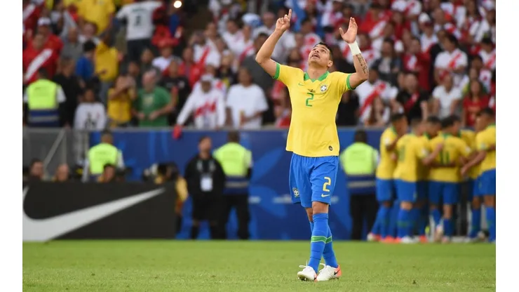 Thiago Silva marca seus pés na calçada da fama do Maracanã (Foto: Kaz Photography/Getty Images)