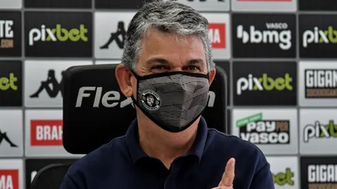 Gerente de futebol do Vasco, Carlos Brazil está em busca de reforços para a equipe (Foto: Thiago Ribeiro/AGIF)
