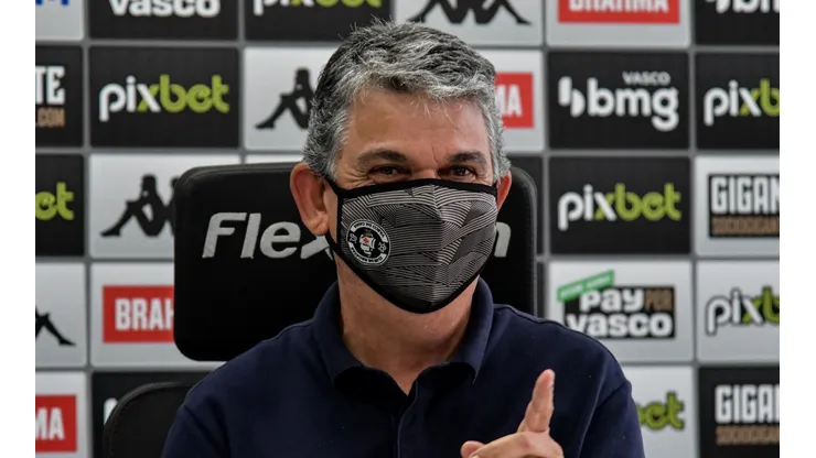 Gerente de futebol do Vasco, Carlos Brazil está em busca de reforços para a equipe (Foto: Thiago Ribeiro/AGIF)