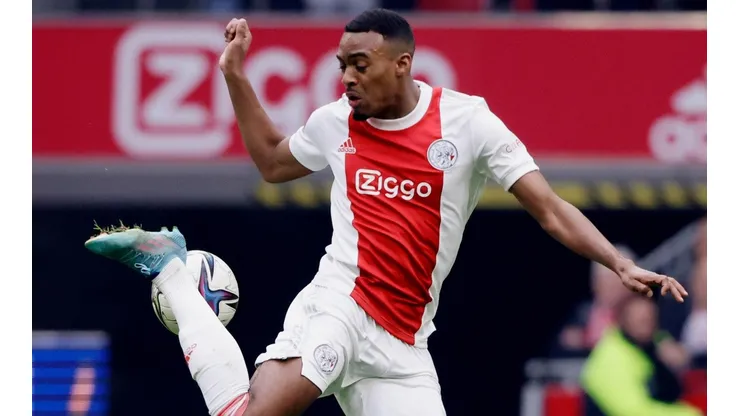 Gravenberch, em campo pelo Ajax (Foto: Getty Images)