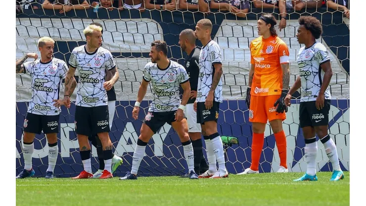 Jogadores do Corinthians, em campo pelo Paulistão (Foto: Marcello Zambrana/AGIF)