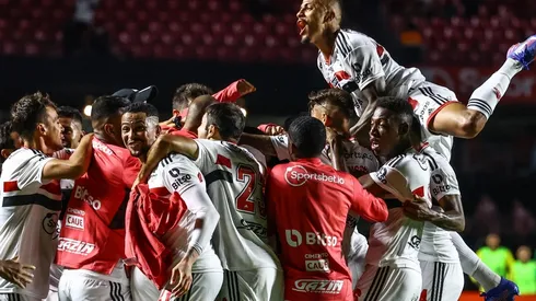 Jogadores do São Paulo comemoram gol diante do São Bernardo (Foto: Marcello Zambrana/AGIF)