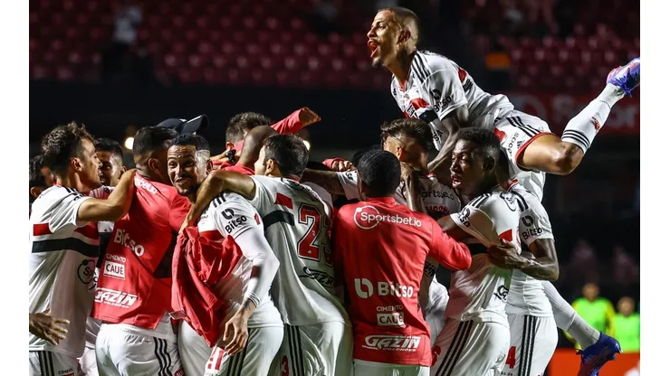 Jogadores do São Paulo comemoram gol diante do São Bernardo (Foto: Marcello Zambrana/AGIF)