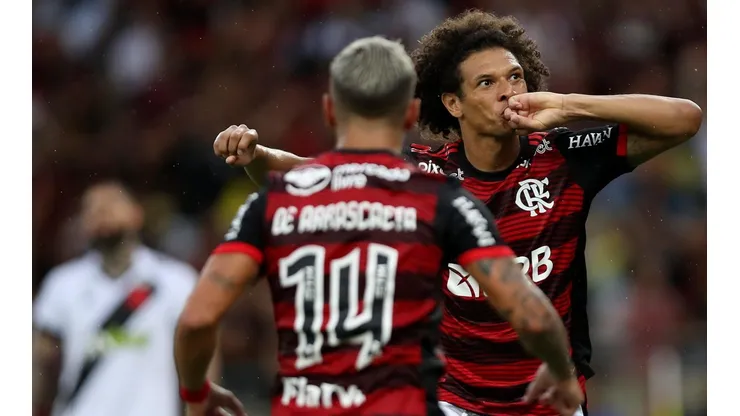 Willian Arão comemora com De Arrascaeta o gol marcado contra o Vasco (Foto: Getty Images)