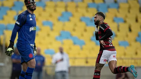 Thiago Rodrigues não conseguiu defender a cobrança de pênalti de Gabigol (Foto: Jorge Rodrigues/AGIF)