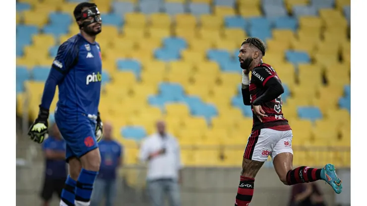 Thiago Rodrigues não conseguiu defender a cobrança de pênalti de Gabigol (Foto: Jorge Rodrigues/AGIF)