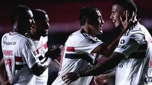 Jogadores comemoram um dos gols marcados pelo Tricolor (Foto: Ettore Chiereguini/AGIF)