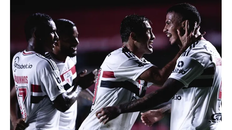 Jogadores comemoram um dos gols marcados pelo Tricolor (Foto: Ettore Chiereguini/AGIF)
