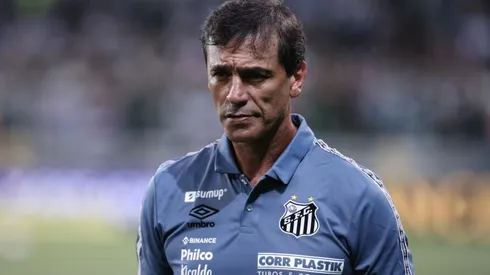 Fabián Bustos, treinador do Santos (Foto: Ettore Chiereguini/AGIF)