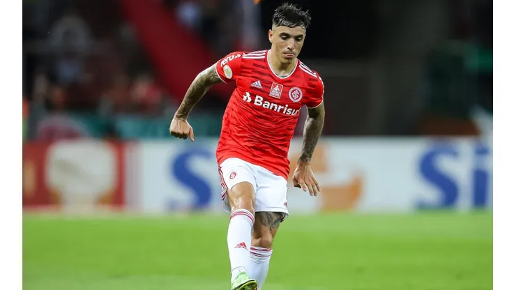 Saravia pode ser terceiro reforço do Botafogo na Era John Textor (Foto: Pedro H. Tesch/AGIF)