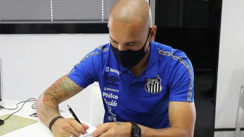 Zagueiro Maicon assinando contrato com o Santos (Foto: Reprodução/Twitter/SantosFC)