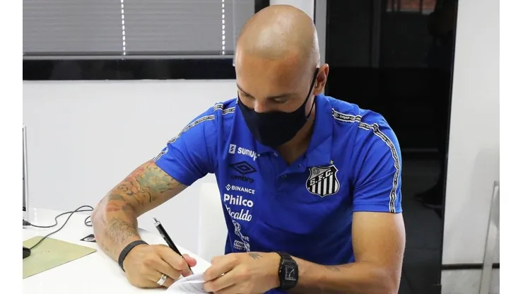 Zagueiro Maicon assinando contrato com o Santos (Foto: Reprodução/Twitter/SantosFC)