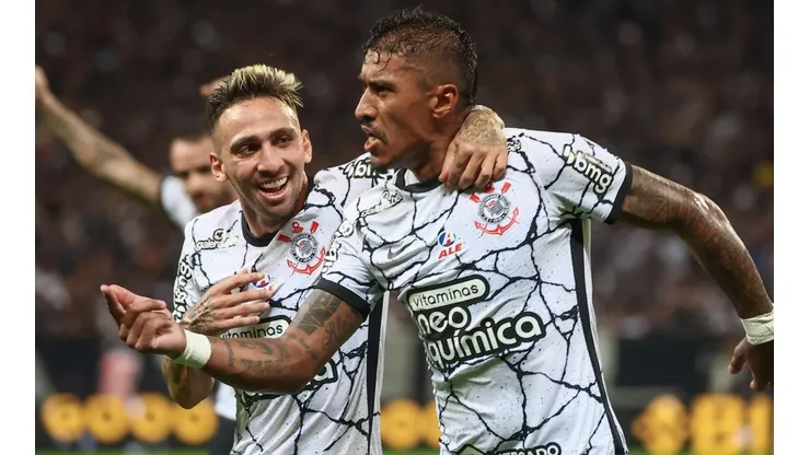 Paulinho comemora o gol marcado diante da Ponte Preta (Foto: Marcello Zambrana/AGIF)