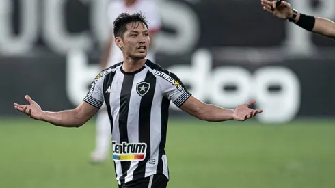 Luís Oyama continua na mira do Botafogo (Foto: Jorge Rodrigues/AGIF)