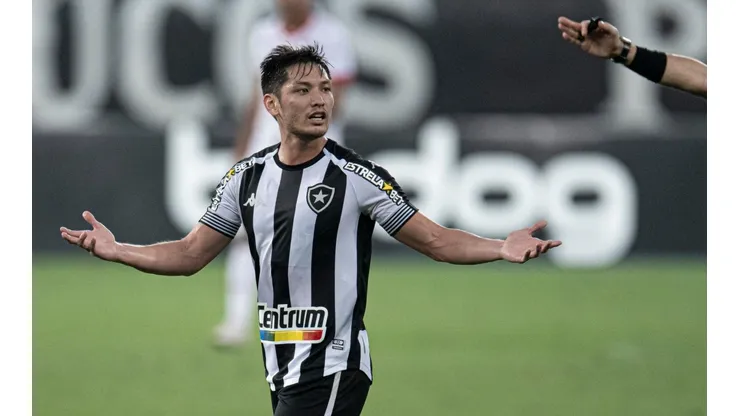 Luís Oyama continua na mira do Botafogo (Foto: Jorge Rodrigues/AGIF)