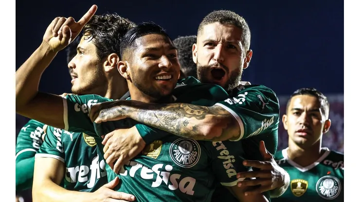 Rony comemora com os companheiros o gol marcado diante do São Paulo (Foto: Marcello Zambrana/AGIF)