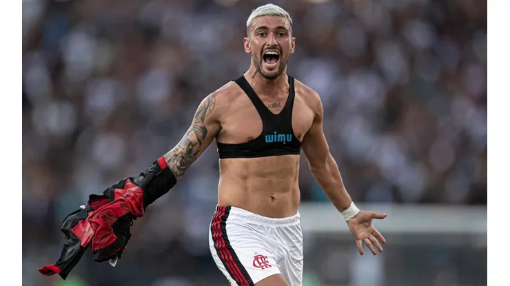 De Arrascaeta comemora o gol marcado contra o Vasco (Foto: Jorge Rodrigues/AGIF)