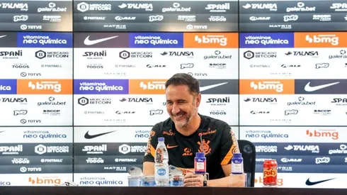 Vítor Pereira revela como andam as buscas por um camisa 9 (Foto: Rodrigo Coca / Ag. Corinthians)