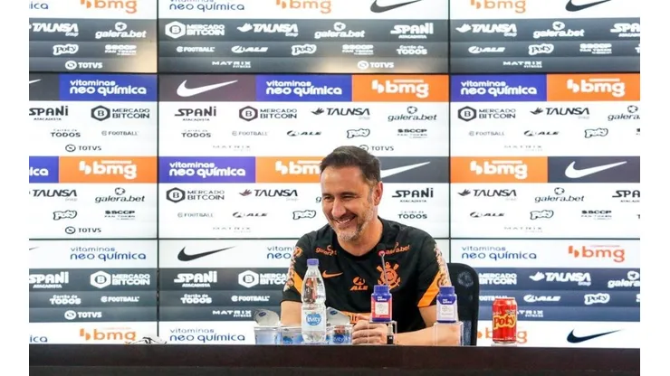 Vítor Pereira revela como andam as buscas por um camisa 9 (Foto: Rodrigo Coca / Ag. Corinthians)