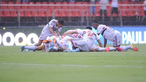 Jogadores comemoram com Calleri gol da vitória sobre o Corinthians (Foto: Alan Morici/AGIF)