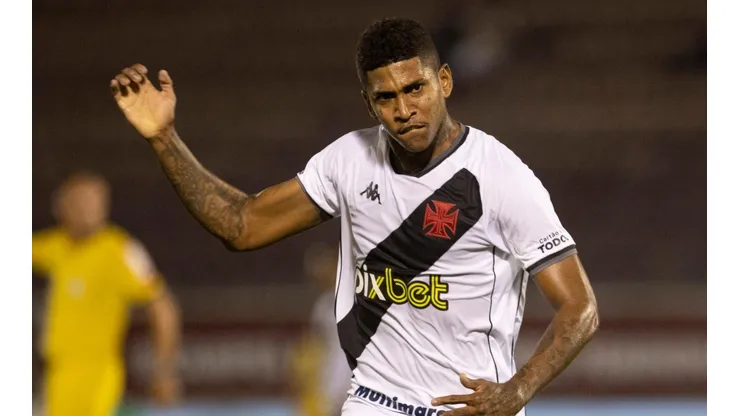 Raniel marcou o gol que tirou o Vasco do sufoco contra a Ferroviária (Foto: Diogo Reis/AGIF)