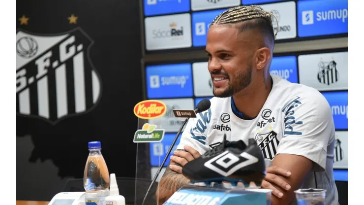 Auro foi apresentado oficialmente como jogador do Santos (Foto: Divulgação/Santos)