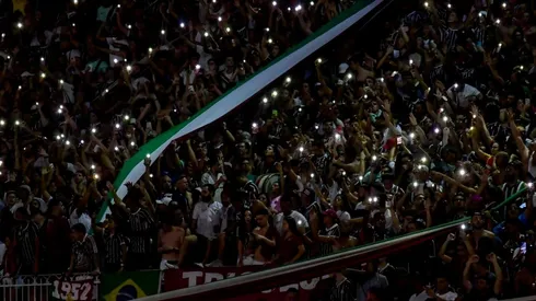 Torcida do Fluminense em São Januário (Foto: Thiago Ribeiro/AGIF)