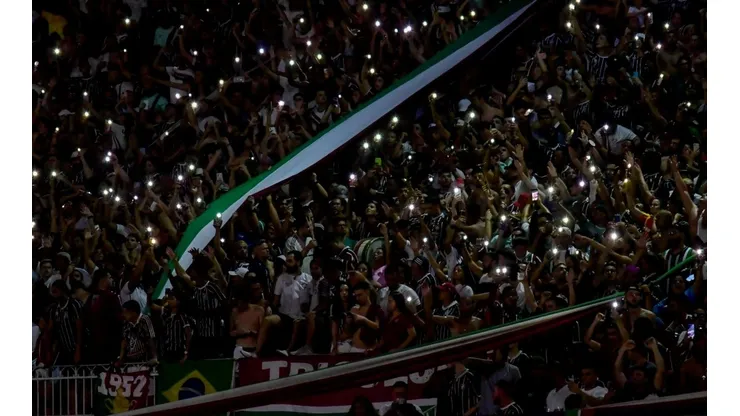 Torcida do Fluminense em São Januário (Foto: Thiago Ribeiro/AGIF)