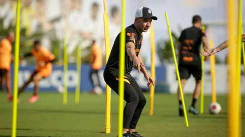 Treinamentos de Vítor Pereira são elogiados no Corinthians