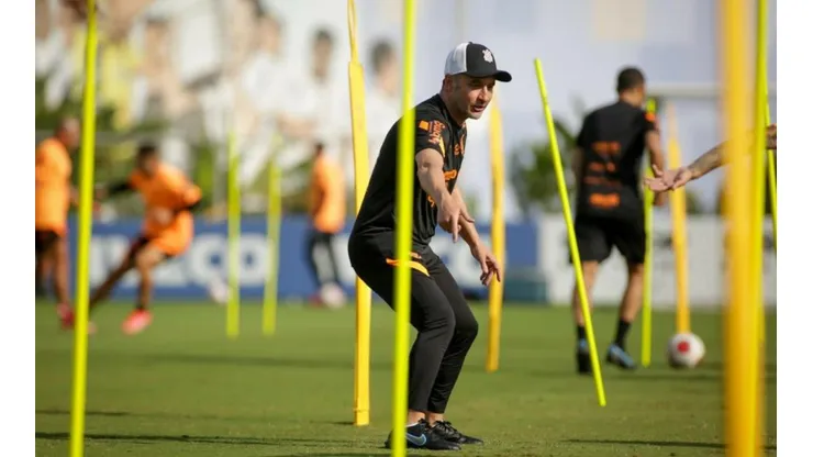 Treinamentos de Vítor Pereira são elogiados no Corinthians