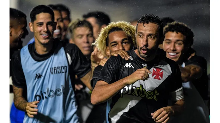 Nenê começa a temporada 2022 voando (Foto: Thiago Ribeiro/AGIF)