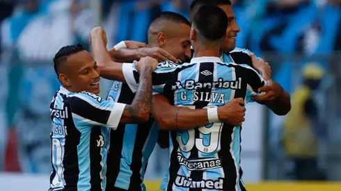 Comemoração dos jogadores do Grêmio (Foto: Maxi Franzoi/AGIF)