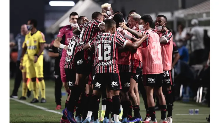 Jogadores do São Paulo comemoram gol (Foto: Ettore Chiereguini/AGIF)