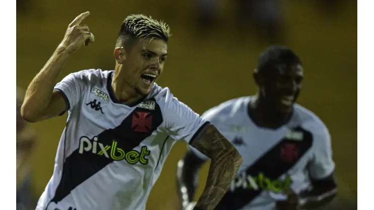 Gabriel Pec, Ulisses e Figueiredo assinam novo vínculo com o Vasco (Foto: Thiago Ribeiro/AGIF)