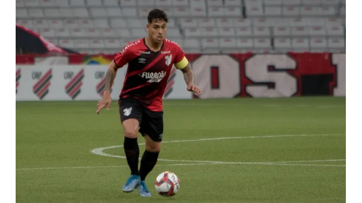 Lucas Halter lamenta primeiro revés do Athletico no Campeonato Paranaense (Foto: Robson Mafra/AGIF)