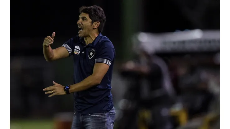 Lucio Flavio mostrou insatisfações após derrota elástica do Botafogo para a Portuguesa ( Foto: Thiago Ribeiro/AGIF)