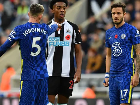 Barcelona estuda oferecer atacante como moeda de troca para fechar com meio-campista do Chelsea