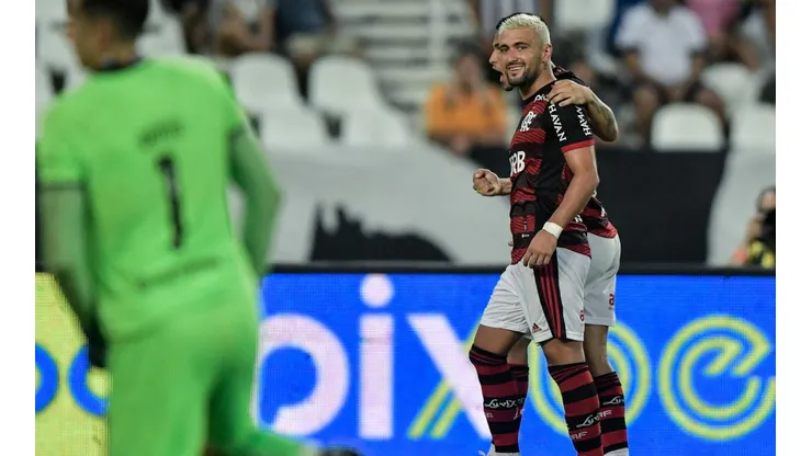 Uruguaio marcou belo gol na vitória sobre o Botafogo por 3 a 1 (Foto: Thiago Ribeiro/AGIF)