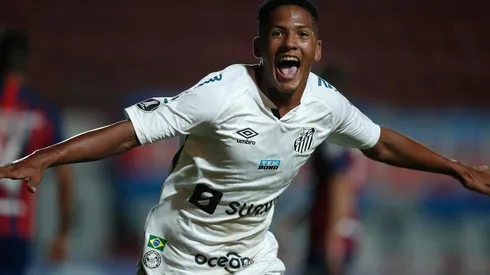 Ângelo comemora gol com a camisa do Santos (Foto: Getty Images)