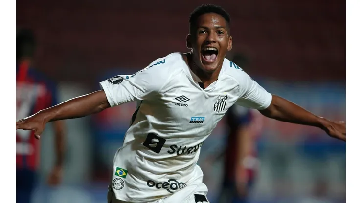 Ângelo comemora gol com a camisa do Santos (Foto: Getty Images)