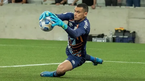 Presidente do Athletico-PR fala sobre interesse do Flamengo pelo goleiro Santos (Foto: Robson Mafra/AGIF)