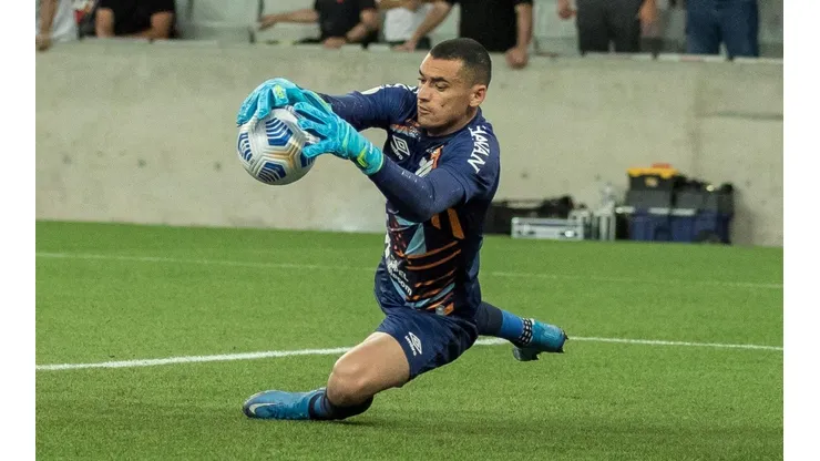 Presidente do Athletico-PR fala sobre interesse do Flamengo pelo goleiro Santos (Foto: Robson Mafra/AGIF)