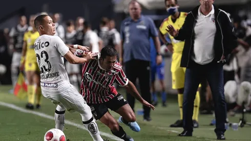 Rogério Ceni observa Éder no clássico contra o Santos