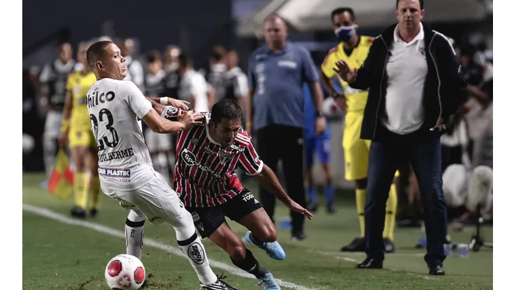 Rogério Ceni observa Éder no clássico contra o Santos