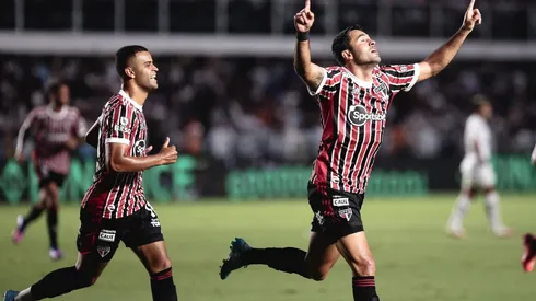 Eder comemora o gol marcado diante do Santos (Foto: Ettore Chiereguini/AGIF)