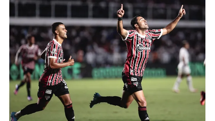 Eder comemora o gol marcado diante do Santos (Foto: Ettore Chiereguini/AGIF)