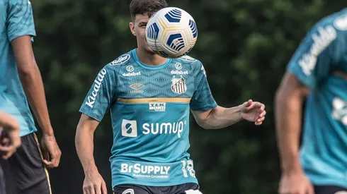 Augusto Galván tem contrato até o meio de 2022 com o Santos