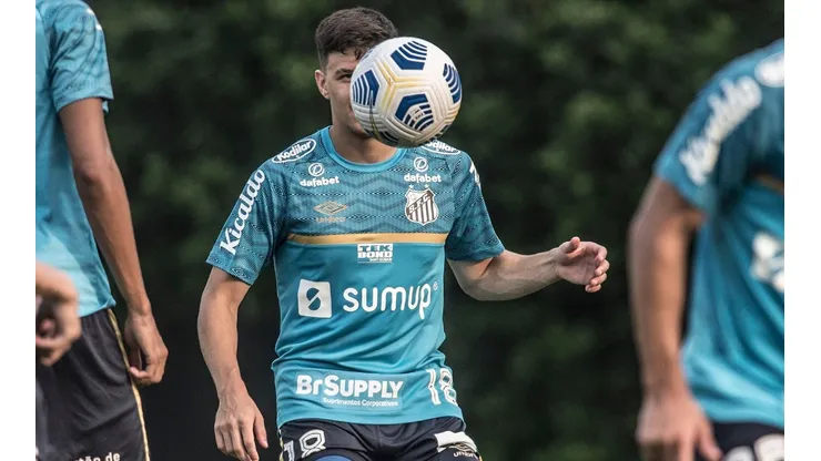 Augusto Galván tem contrato até o meio de 2022 com o Santos